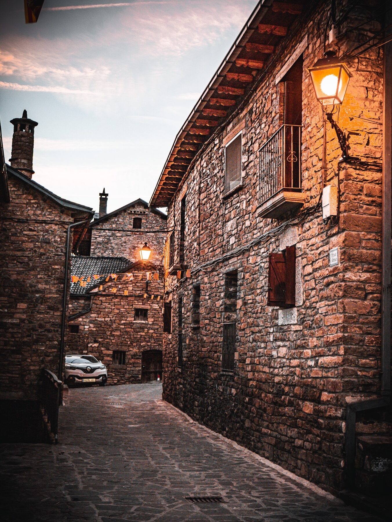 Calle de piedra en un pueblo