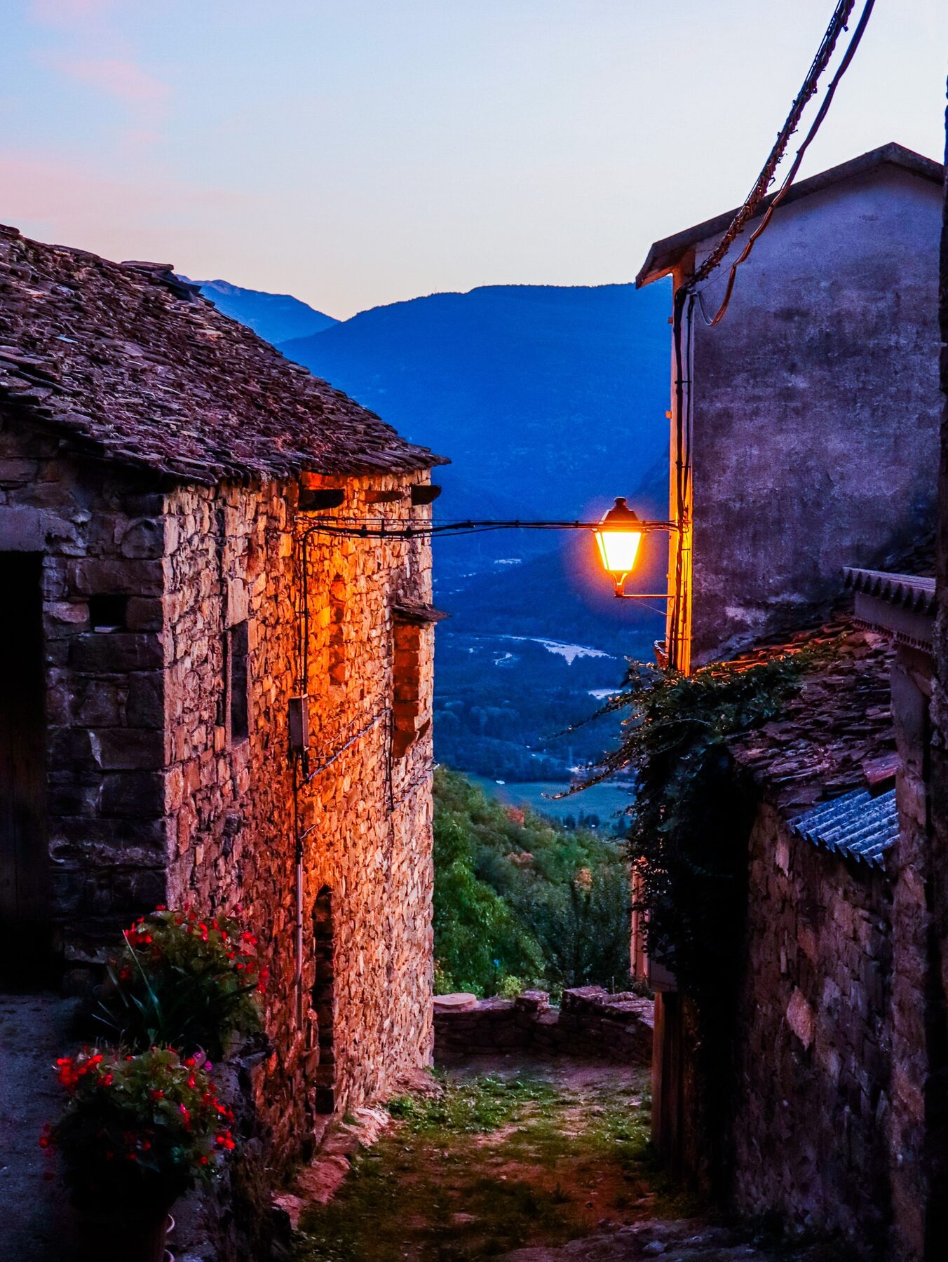 Pueblo de montaña iluminado por la última luz