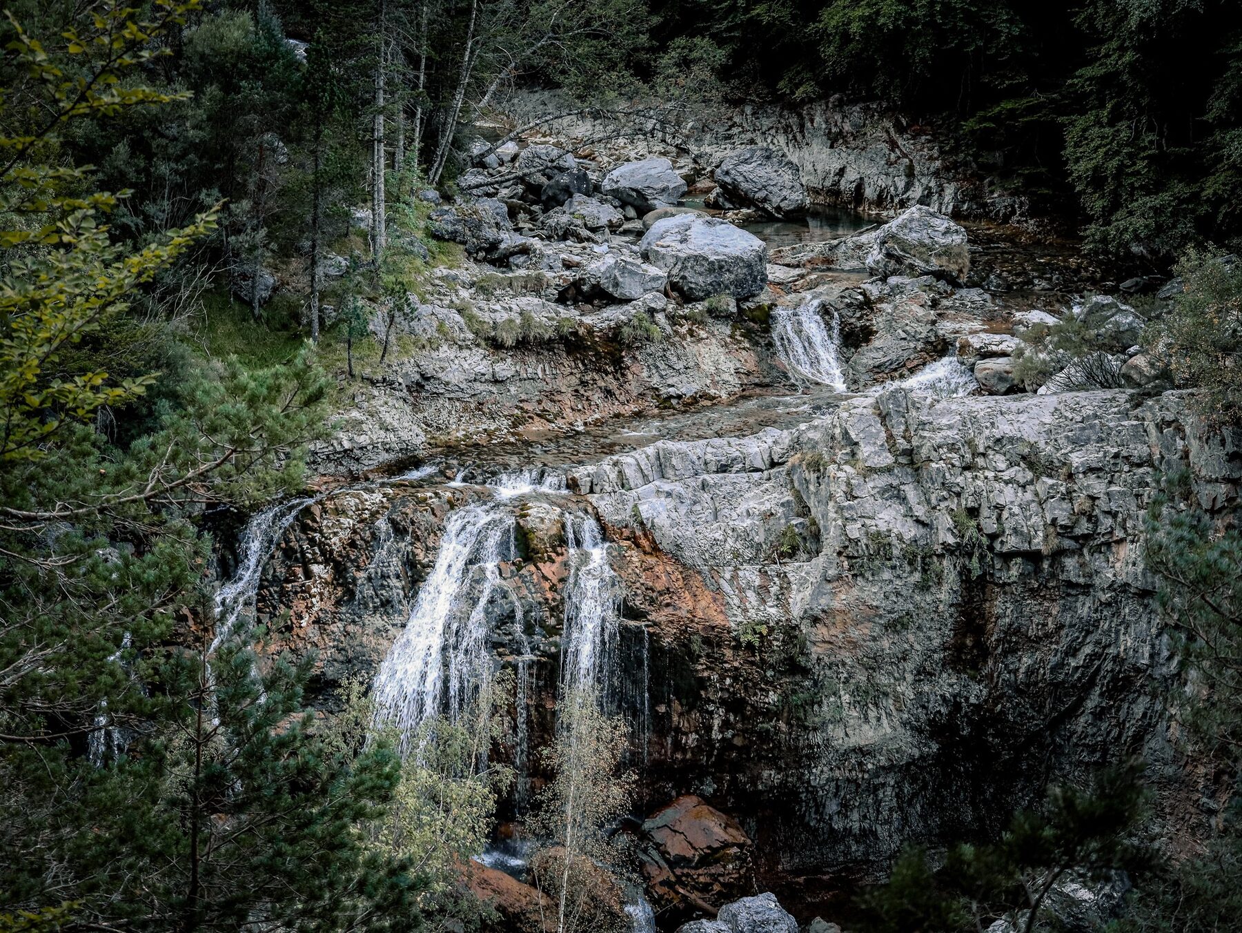 Caída de agua entre rocas
