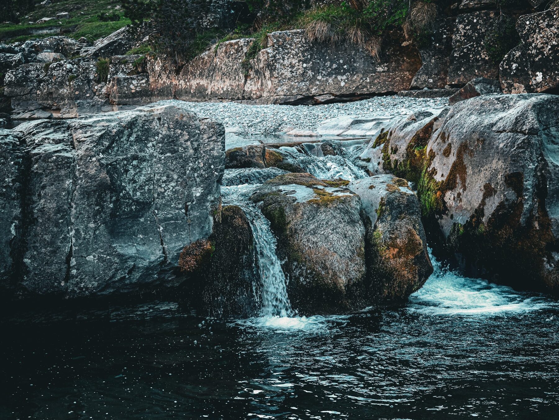 Corriente de agua entre piedras
