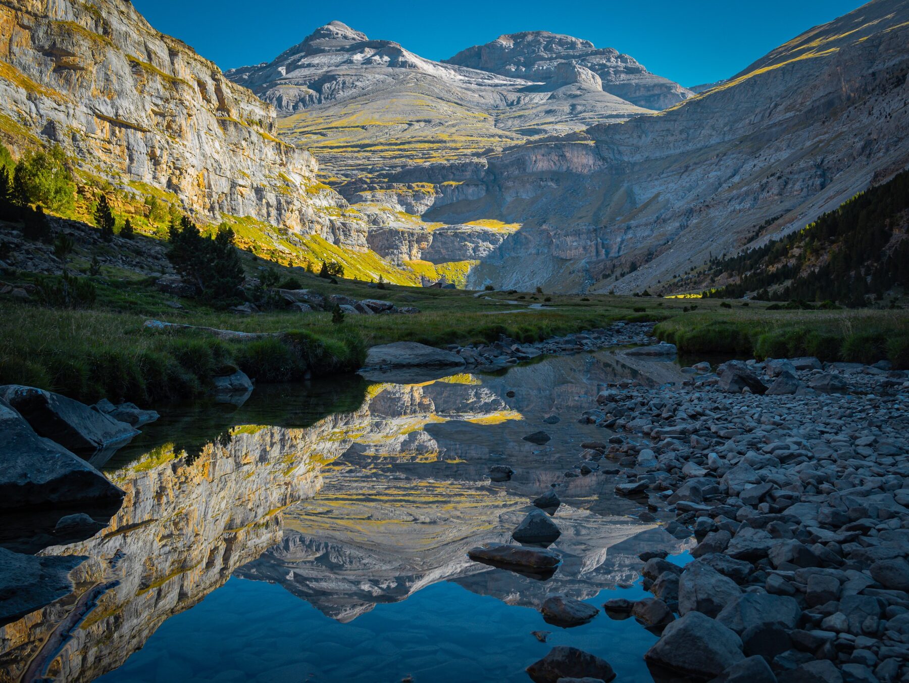 Montañas reflejadas en un lago