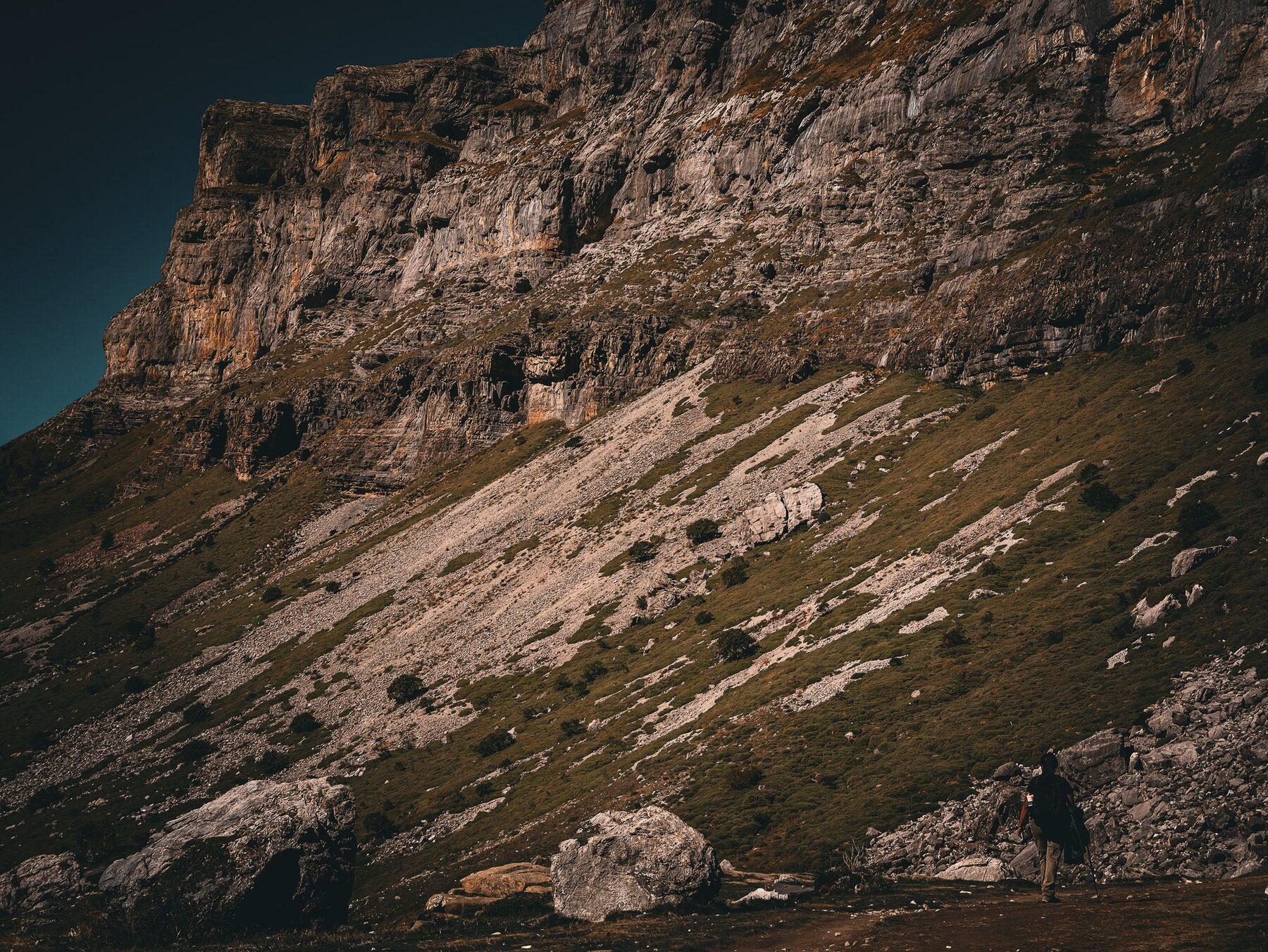Paisaje bajo una gran montaña