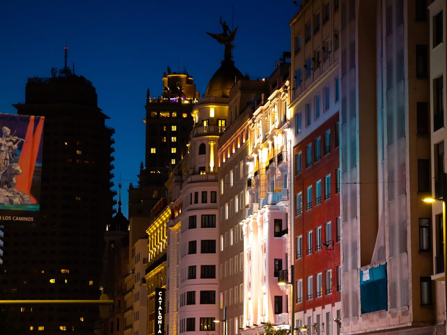 Edificios de la Gran Vía iluminados durante la hora azul