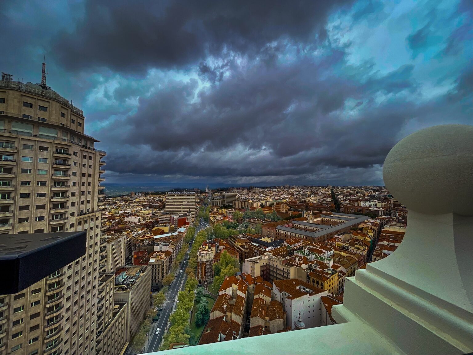 Vista panorámica de Madrid bajo grandes nubes oscuras