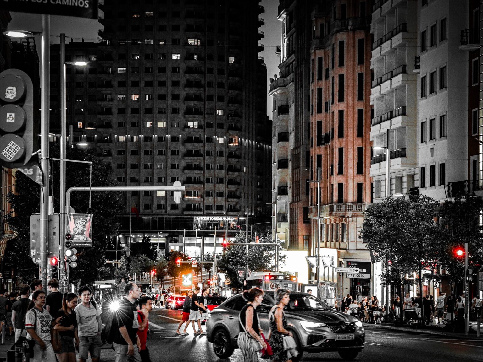 Tráfico y peatones en la Gran Vía iluminada de noche