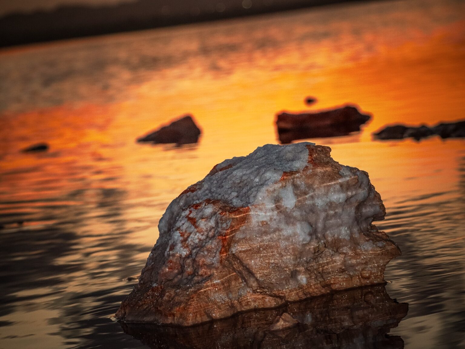 Piedra de sal reflejada sobre una superficie naranja