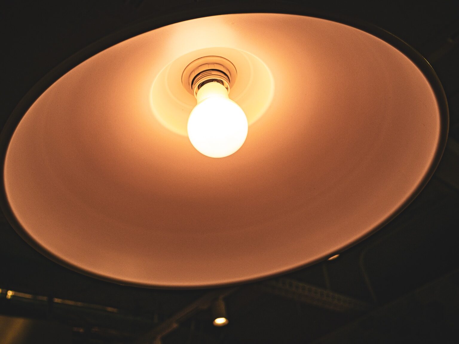 Lámpara circular iluminada en tonos cálidos